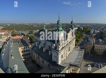 C'est une vue de Lublin (Pologne) depuis la tour de Trynitarska. La cathédrale Saint-Jean-Baptiste et l'évangéliste sont au premier plan. Banque D'Images