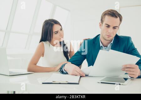 Homme d'esprit en train de lire un nouveau contrat. Son collègue le soutient Banque D'Images