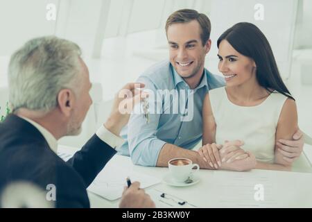 Portrait de la famille heureuse de parvenir à un accord avec l'agent immobilier Banque D'Images