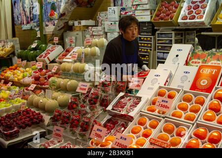 Magasin de fruits dans le centre de Tokyo, Japon Banque D'Images