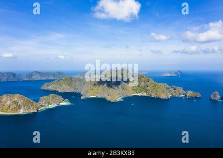 Vue d'en haut, vue imprenable sur la Grande lagune et la petite lagune, deux belles baies d'eau claire cristalline entourées de falaises rocheuses. Banque D'Images