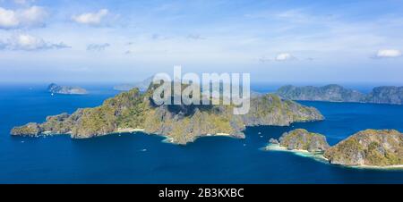 Vue d'en haut, vue imprenable sur la Grande lagune et la petite lagune, deux belles baies d'eau claire cristalline entourées de falaises rocheuses. Banque D'Images