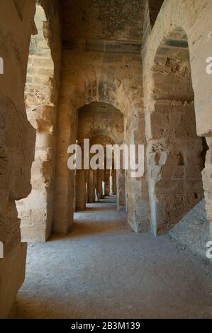 Le Colisée romain d'El Djem est l'un des plus grands Colosseum. C'est l'une des galeries qui arrondit l'espace du public. Banque D'Images