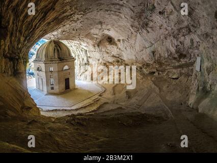 Sanctuaire de Santa maria Infra Saxa, près de Frasassi, Marche Banque D'Images