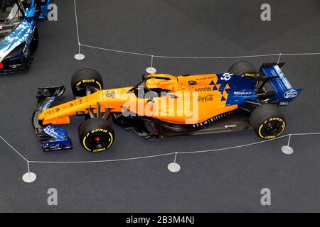 Vue aérienne de Carlos Sainz Jr, 2019, McLaren MCL34 Formule 1, exposée à la scène sur les histoires de voiture, dans le cadre de « UN Hommage à Bruce McLaren » Banque D'Images