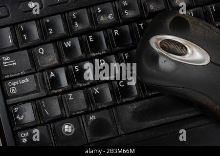 Présence de saletés sur le clavier et la souris de l'ordinateur, dans la lumière visible et UV Banque D'Images