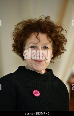 Berlin, Allemagne. 05 mars 2020. L'artiste Rachel Kohn dans son studio à Berlin. Les artistes féminins et les historiens de l'art luttent pour la visibilité de l'art féminin Lors de la Journée internationale de la femme, ils manifestent pour leur cause. Entre-temps, ils trouvent également des partisans parmi les directeurs de musée masculins. (À dpa : « les femmes artistes exigent la reconnaissance - l'art des femmes aux yeux de la scène ») crédit : Frank May/dpa Zentralbild/dpa/Alay Live News Banque D'Images