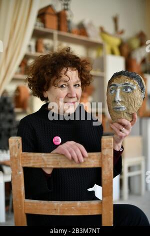 Berlin, Allemagne. 05 mars 2020. L'artiste Rachel Kohn possède un masque dans son studio, qui montre le visage de l'artiste Edith Kramer. Les artistes féminins et les historiens de l'art luttent pour la visibilité de l'art féminin Lors de la Journée internationale de la femme, ils manifestent pour leur cause. Entre-temps, ils trouvent également des partisans parmi les directeurs de musée masculins. (À dpa : « les femmes artistes exigent la reconnaissance - l'art des femmes aux yeux de la scène ») crédit: Frank May/dpa Zentralbild/dpa - ATTENTION: Utiliser uniquement en format complet/dpa/Alay Live News Banque D'Images