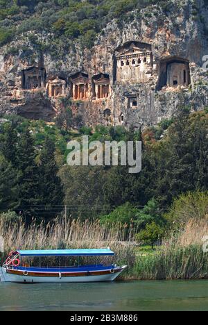 Nécropole de tombes rupestres lyciens sous forme de façades de temples sculptées dans les faces verticales des falaises de la vallée de la rivière Dalyan, en Turquie. Tourisme Banque D'Images