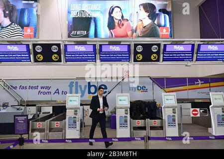 Les comptoirs d'enregistrement Flybe vides de l'aéroport international de Birmingham, la compagnie aérienne la plus importante d'Europe, Flybe, s'est effondrée dans l'administration. Banque D'Images