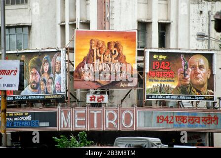 Affiche de film de 1942 une histoire d'amour au Metro Theatre, bombay mumbai, maharashtra, Inde, Asie Banque D'Images