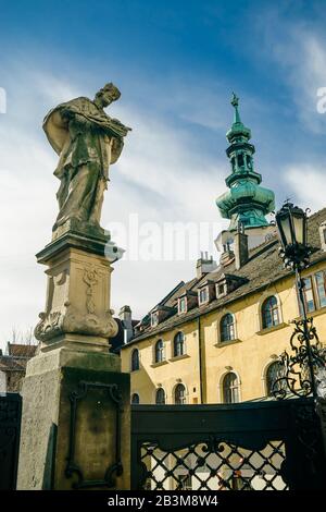 La sculpture de Jan Nepomucky près de Michal Gate à Bratislava, Slovaquie Banque D'Images