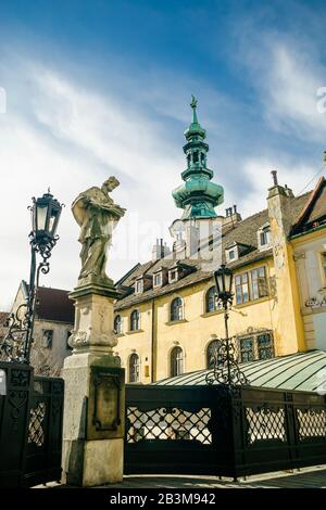 La sculpture de Jan Nepomucky près de Michal Gate à Bratislava, Slovaquie Banque D'Images