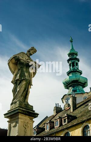 La sculpture de Jan Nepomucky près de Michal Gate à Bratislava, Slovaquie Banque D'Images