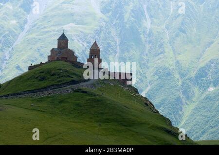 L'église de la Trinité Gergeti est le principal monument culturel du district de Kazbegi (Stepantsminda), Géorgie. L'église est située à une altitude de 2170 Banque D'Images