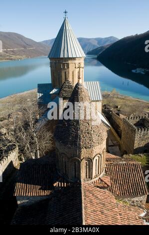 Ananuri est un complexe de château situé dans le réservoir de Zhinvalii, en Géorgie. Le château est situé contre la branche des montagnes du Caucase. Banque D'Images