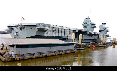 Le nouveau porte-avions de la Royal Navy Prince of Wales au terminal de croisière de Liverpool en mars 2020. Banque D'Images