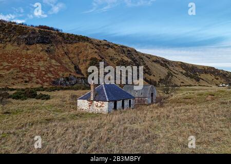 Une maison de campagne et de glace des Pêcheurs abandonnée, située à St Cyrus, sous les falaises volcaniques. Banque D'Images