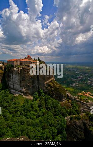 Le monastère Saint de Saint-Étienne est l'un des piliers rocheux de Meteora en Grèce. C'est une bonne combinaison d'architecture ancienne et de paysage riche. Banque D'Images