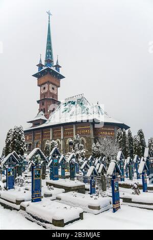 Le Cimetière Joyeux en poudre avec de la neige dans le village de Sapenca, dans le comté de Maramiush, en Roumanie. Il est célèbre pour ses pierres tombales colorées avec des peintures drôles d Banque D'Images