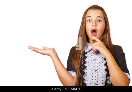 surprise jeune fille montrant un produit. belle fille de brunette de l'adolescence avec de longs cheveux pointant vers le côté . présentant votre produit. isolé sur blanc b Banque D'Images