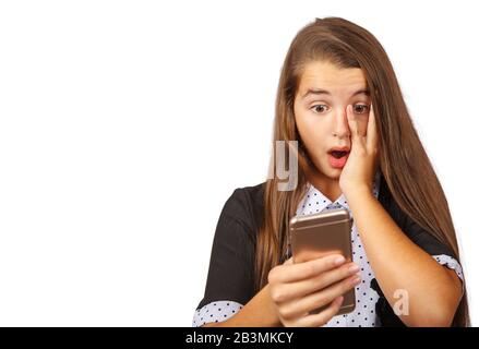 surprise jeune fille brunette regardant l'écran de smartphone closeup isolé sur blanc Banque D'Images