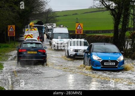 Winterbourne Abbas, Dorset, Royaume-Uni. 5 mars 2020. Météo britannique. Les véhicules traversent le jet d'eau sur l'A35 près de Winterbourne Abbas près de Dorchester à Dorset après de fortes pluies ont provoqué les inondations le matin. Crédit Photo : Graham Hunt/Alay Live News Banque D'Images