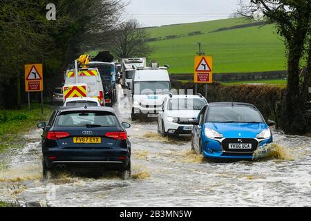 Winterbourne Abbas, Dorset, Royaume-Uni. 5 mars 2020. Météo britannique. Les véhicules traversent le jet d'eau sur l'A35 près de Winterbourne Abbas près de Dorchester à Dorset après de fortes pluies ont provoqué les inondations le matin. Crédit Photo : Graham Hunt/Alay Live News Banque D'Images