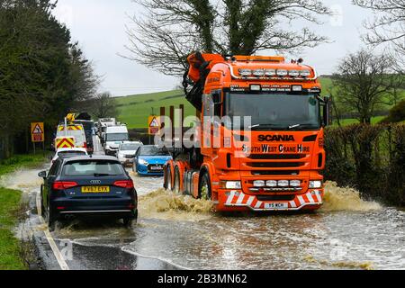 Winterbourne Abbas, Dorset, Royaume-Uni. 5 mars 2020. Météo britannique. Les véhicules traversent le jet d'eau sur l'A35 près de Winterbourne Abbas près de Dorchester à Dorset après de fortes pluies ont provoqué les inondations le matin. Crédit Photo : Graham Hunt/Alay Live News Banque D'Images