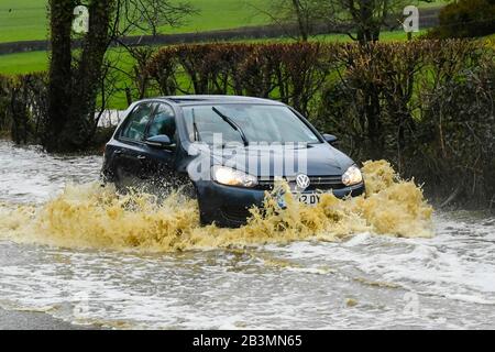 Winterbourne Abbas, Dorset, Royaume-Uni. 5 mars 2020. Météo britannique. Les véhicules traversent le jet d'eau sur l'A35 près de Winterbourne Abbas près de Dorchester à Dorset après de fortes pluies ont provoqué les inondations le matin. Crédit Photo : Graham Hunt/Alay Live News Banque D'Images