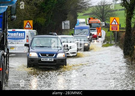 Winterbourne Abbas, Dorset, Royaume-Uni. 5 mars 2020. Météo britannique. Les véhicules traversent le jet d'eau sur l'A35 près de Winterbourne Abbas près de Dorchester à Dorset après de fortes pluies ont provoqué les inondations le matin. Crédit Photo : Graham Hunt/Alay Live News Banque D'Images