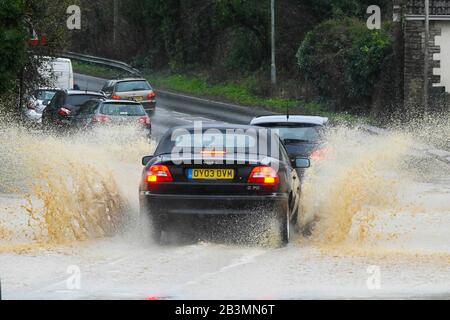 Winterbourne Abbas, Dorset, Royaume-Uni. 5 mars 2020. Météo britannique. Les véhicules traversent le jet d'eau sur l'A35 à Winterbourne Abbas près de Dorchester à Dorset après de fortes pluies ont provoqué les inondations le matin. Crédit Photo : Graham Hunt/Alay Live News Banque D'Images