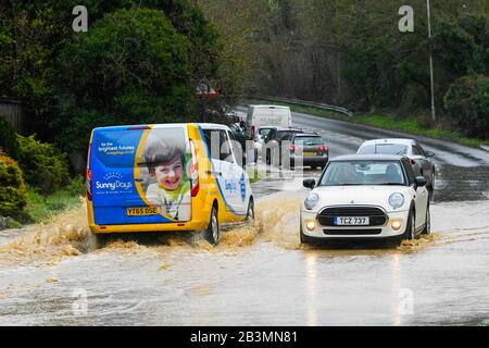 Winterbourne Abbas, Dorset, Royaume-Uni. 5 mars 2020. Météo britannique. Les véhicules traversent le jet d'eau sur l'A35 à Winterbourne Abbas près de Dorchester à Dorset après de fortes pluies ont provoqué les inondations le matin. Crédit Photo : Graham Hunt/Alay Live News Banque D'Images