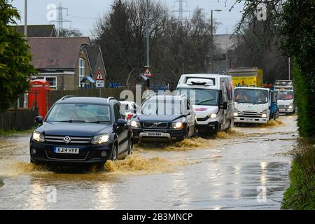 Winterbourne Abbas, Dorset, Royaume-Uni. 5 mars 2020. Météo britannique. Les véhicules traversent le jet d'eau sur l'A35 à Winterbourne Abbas près de Dorchester à Dorset après de fortes pluies ont provoqué les inondations le matin. Crédit Photo : Graham Hunt/Alay Live News Banque D'Images