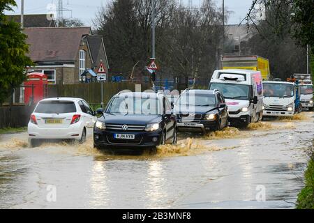 Winterbourne Abbas, Dorset, Royaume-Uni. 5 mars 2020. Météo britannique. Les véhicules traversent le jet d'eau sur l'A35 à Winterbourne Abbas près de Dorchester à Dorset après de fortes pluies ont provoqué les inondations le matin. Crédit Photo : Graham Hunt/Alay Live News Banque D'Images