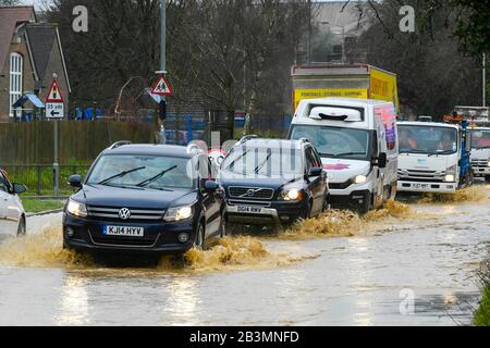 Winterbourne Abbas, Dorset, Royaume-Uni. 5 mars 2020. Météo britannique. Les véhicules traversent le jet d'eau sur l'A35 à Winterbourne Abbas près de Dorchester à Dorset après de fortes pluies ont provoqué les inondations le matin. Crédit Photo : Graham Hunt/Alay Live News Banque D'Images