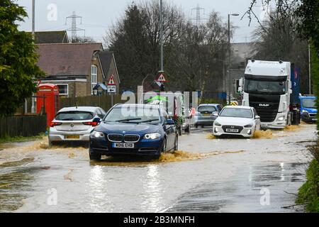 Winterbourne Abbas, Dorset, Royaume-Uni. 5 mars 2020. Météo britannique. Les véhicules traversent le jet d'eau sur l'A35 à Winterbourne Abbas près de Dorchester à Dorset après de fortes pluies ont provoqué les inondations le matin. Crédit Photo : Graham Hunt/Alay Live News Banque D'Images