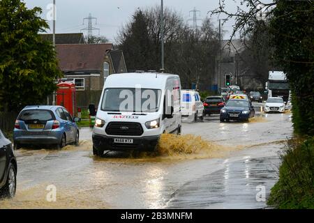 Winterbourne Abbas, Dorset, Royaume-Uni. 5 mars 2020. Météo britannique. Les véhicules traversent le jet d'eau sur l'A35 à Winterbourne Abbas près de Dorchester à Dorset après de fortes pluies ont provoqué les inondations le matin. Crédit Photo : Graham Hunt/Alay Live News Banque D'Images