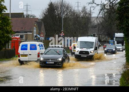 Winterbourne Abbas, Dorset, Royaume-Uni. 5 mars 2020. Météo britannique. Les véhicules traversent le jet d'eau sur l'A35 à Winterbourne Abbas près de Dorchester à Dorset après de fortes pluies ont provoqué les inondations le matin. Crédit Photo : Graham Hunt/Alay Live News Banque D'Images