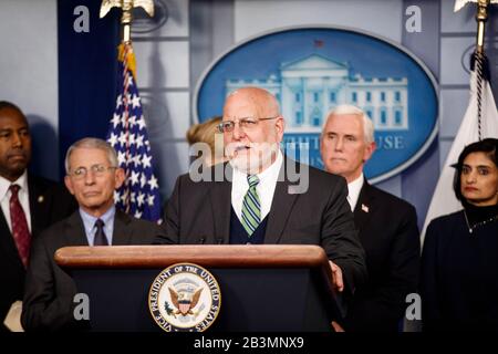 Washington, DC, États-Unis. 4 mars 2020. Le Directeur des Centres américains pour le contrôle et la prévention des maladies (CDC) Robert Redfield (front) s'exprime lors d'une conférence de presse sur le coronavirus à la Maison Blanche à Washington, DC, aux États-Unis, le 4 mars 2020. Crédit: Ting Shen/Xinhua/Alay Live News Banque D'Images