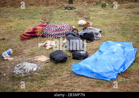 Edirne, Turquie. 05 mars 2020. Les réfugiés syriens dorment en plein air dans la ville frontalière turque d'Edirne, sur la rivière Tunca Nehri, près du passage frontalier de Pazarcule-Kastanies. Crédit: Mohssen Assanimoghaddam/Dpa/Alay Live News Banque D'Images