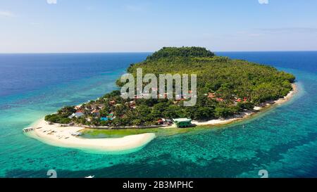 Île Himokilan, Île De Leyte, Philippines. Île tropicale avec un village et une plage blanche. Île tropicale avec une plage de sable blanc, vue de dessus. Banque D'Images