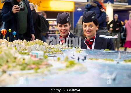 L'équipage de cabine de British Airways Olivia Welch (à gauche) et Julie Diggins avec un modèle de Californie de 20 mètres sur 20 lors de la visite de « Minifornia: An Epic Road Trip Experience » en Californie à la gare de Waterloo, Londres. Photo PA. Date de la photo: Jeudi 5 mars 2020. L'expérience Minifornia, qui est ouverte jusqu'en mars 7, comprend un convoi de voitures miniatures et de véhicules de camping-car qui « sillonnent la route » sur quatre itinéraires à travers le modèle construit sur mesure. Conçue et construite par les constructeurs de plateaux hollywoodiens, Minifornia capture des vidéos de voyages en voiture transmises en direct aux utilisateurs de micro-casques et sur de grands écrans Banque D'Images