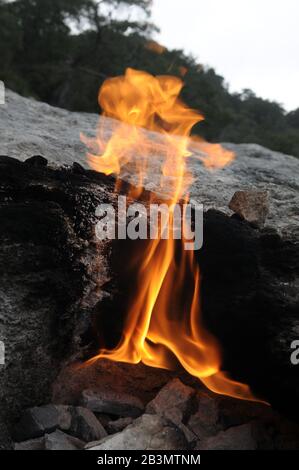 Yanartas (roche flamboyante) est généralement considéré comme l'ancienne montagne de Chimera ( Antalya, Turquie). Les feux sont regroupés sur une superficie de 5000 m² et Banque D'Images