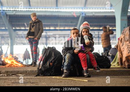 Edirne, Turquie. 05 mars 2020. Deux enfants réfugiés de Syrie sont assis dans une salle de marché vide dans la ville frontalière turque d'Edirne, près du poste frontalier de Pazarcule-Kastanies. Crédit: Mohssen Assanimoghaddam/Dpa/Alay Live News Banque D'Images