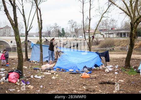 Edirne, Turquie. 05 mars 2020. Les réfugiés syriens ont installé leur camp dans la ville frontalière turque d'Edirne, sur la rivière Tunca Nehri, près du passage frontalier de Pazarcule-Kastanies. Crédit: Mohssen Assanimoghaddam/Dpa/Alay Live News Banque D'Images