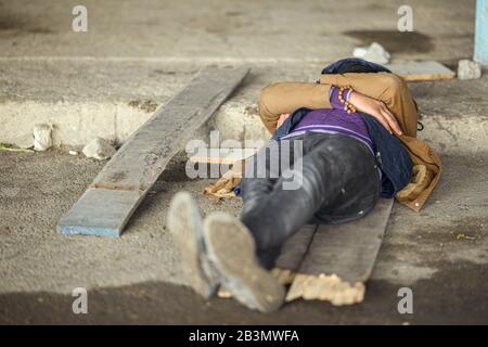 Edirne, Turquie. 05 mars 2020. Un réfugié syrien dort dans une salle de marché vide de la ville frontalière turque d'Edirne, près du poste frontalier de Pazarcule-Kastanies. Crédit: Mohssen Assanimoghaddam/Dpa/Alay Live News Banque D'Images