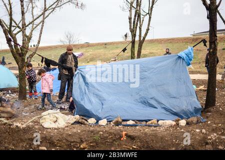 Edirne, Turquie. 05 mars 2020. Les réfugiés syriens ont installé leur camp dans la ville frontalière turque d'Edirne, sur la rivière Tunca Nehri, près du passage frontalier de Pazarcule-Kastanies. Crédit: Mohssen Assanimoghaddam/Dpa/Alay Live News Banque D'Images