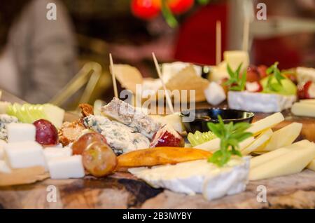 Des aliments pour les doigts, des collations et divers sandwichs au fromage disposés sur une table Banque D'Images