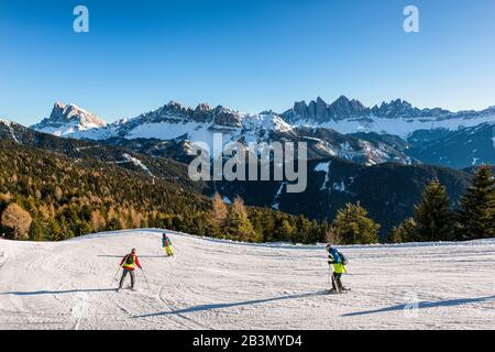 Italie Trentin-Haut-Adige - S.Andrea - pistes de ski sur le Plose en hiver avec les skieurs. En arrière-plan, l'Odle et la Sass de Putia dominent la vallée menant au Passo delle Erbe. Banque D'Images